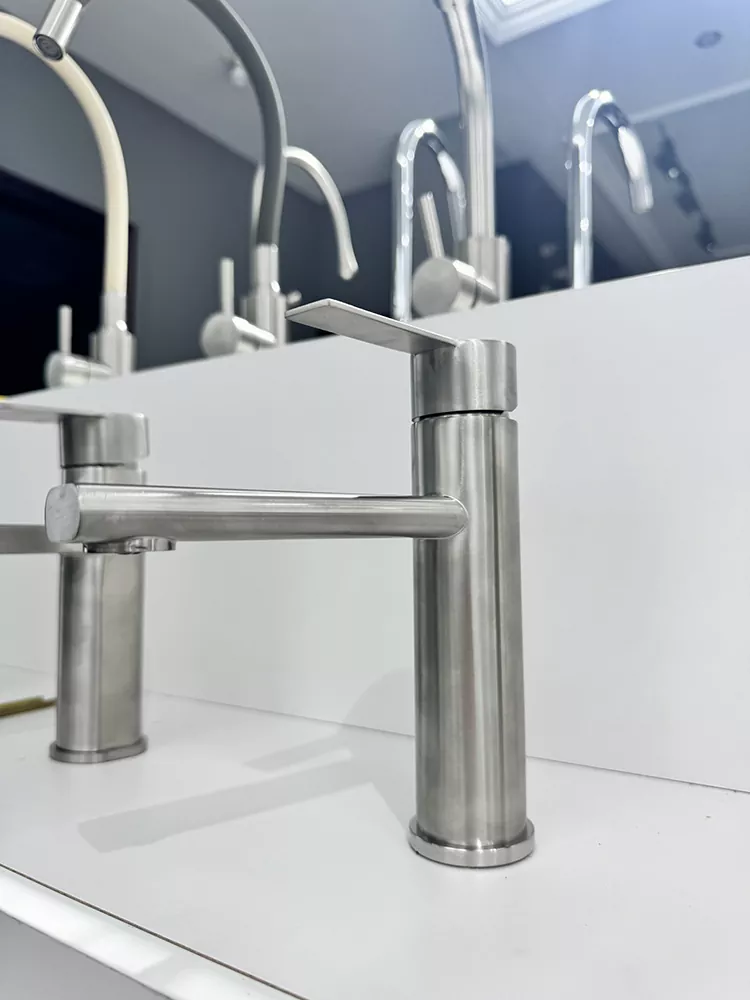 Straight-nozzle cylindrical brushed hot and cold basin faucet